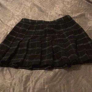 Black plaid pleated skirt
